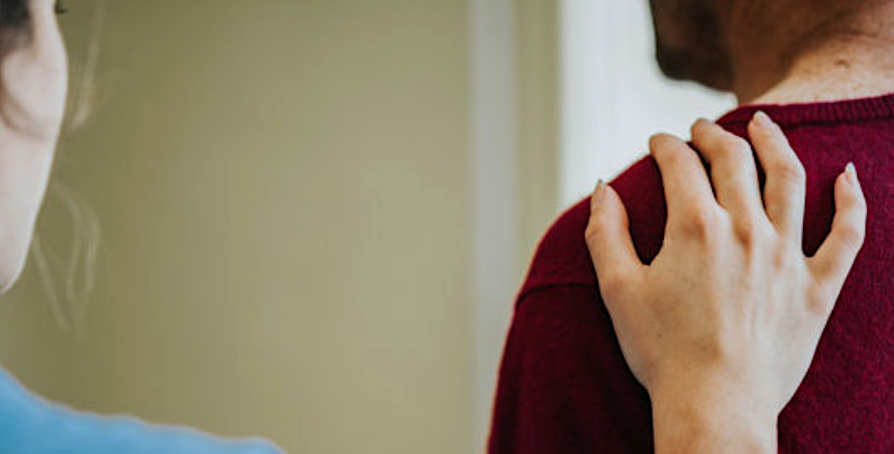 Psicóloga sanitaria ofreciendo apoyo y confianza durante una consulta de salud mental